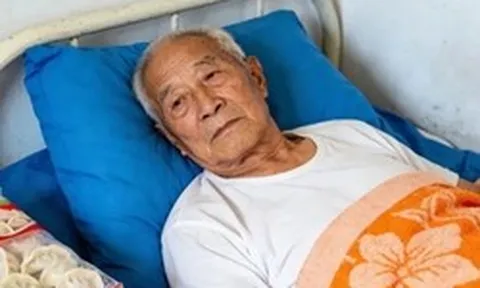 Nằm liệt giường suốt 3 tháng, ông cụ 68 tuổi cay đắng nhận ra chỗ dựa thật sự lúc về già không phải vợ con mà là người này