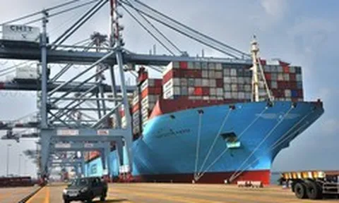 Khoảnh khắc Việt Nam lần đầu tiên đón siêu tàu container lớn nhất thế giới, dài gấp 5 lần máy bay Airbus A380 cập cảng