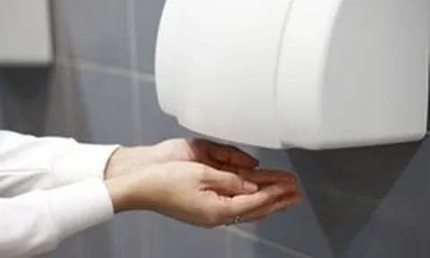 Lời khuyên cho các gia đình hay dùng máy sấy tay trong toilet