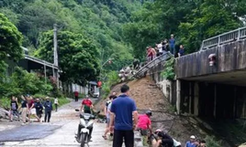 Ô tô chở dầu mất phanh tông vào lan can cầu, tài xế văng xuống suối tử vong