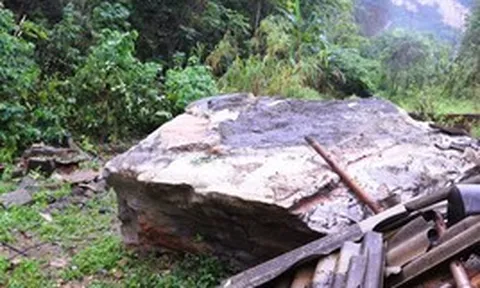 Tảng đá hàng chục tấn sạt lở xuống nhà dân, 3 mẹ con may mắn thoát chết