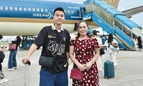 Khoảnh khắc bác sĩ "mang thanh xuân về cho mẹ" khiến cộng đồng mạng rần rần: "Bảo sao U70 bác cứ trẻ mãi"