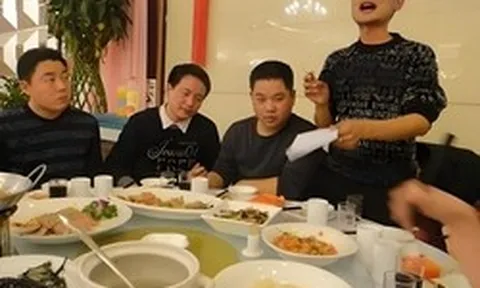 Họp lớp, người đàn ông chủ động thanh toán hóa đơn, kết quả suýt bị bạn cũ block, còn phải làm kiểm điểm ngay tại nhà hàng