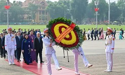 Đoàn đại biểu dự Đại hội đại biểu toàn quốc MTTQ Việt Nam vào lăng viếng Chủ tịch Hồ Chí Minh