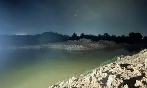 Rơi xuống hố nước trong công trường xây dựng, 2 bé trai tử vong