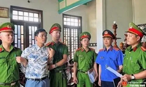Thi hành lệnh bắt tạm giam, khám xét chỗ ở của chủ tiệm cây cảnh Mai Hoàng SN 1991