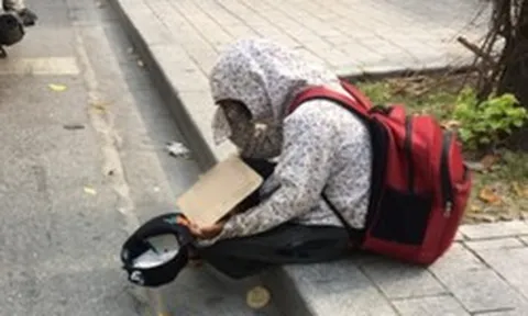 Phát hiện người đàn ông 10 năm ngủ vỉa hè nhưng không xin 1 đồng tiền nào, có nhà mà không thèm về