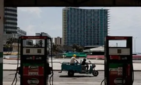 Giá xăng chợ đen lên đến 10 USD/lít, Cuba ra thông báo khẩn