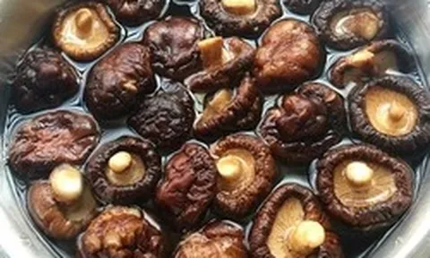 Sai lầm phổ biến khi ngâm đồ khô có thể ảnh hưởng sức khỏe nghiêm trọng