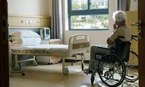 Bố mẹ bán đất chia đều cho 3 anh em, ngày ông bà đổ bệnh chỉ còn mình tôi "đứng mũi chịu sào"