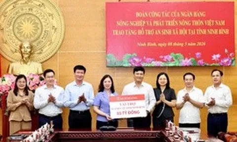 Agribank đồng hành trao 5 tỷ đồng cho y tế và an sinh xã hội