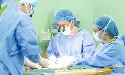 Đưa con sang Việt Nam chữa bệnh, người cha Lào nghẹn ngào viết thư cảm ơn
