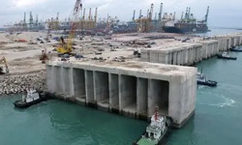 448 khối bê tông khổng lồ nặng 15.000 tấn chìm xuống nước, dự án rộng hơn 3.000 sân bóng đá lập kỷ lục mới