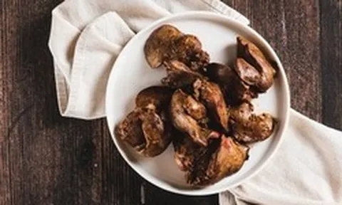 1 bộ phận của gà nhiều cholesterol gấp gần 5 lần mỡ lợn: Thích tới mấy cũng phải hạn chế