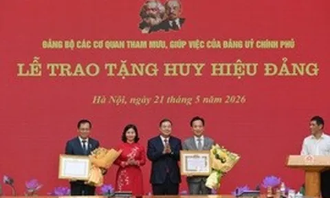 Phó Thủ tướng Thường trực Phạm Gia Túc trao Huy hiệu Đảng cho đảng viên Đảng bộ Chính phủ