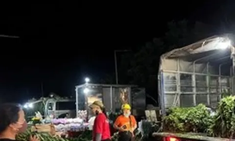 Chủ tịch Hà Nội chỉ đạo kiểm tra chợ hoa khủng hoạt động chui tại phường Kiến Hưng
