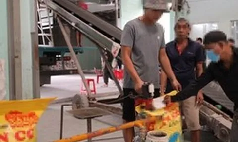 Bên trong đường dây sản xuất phân bón giả nhãn hiệu nổi tiếng