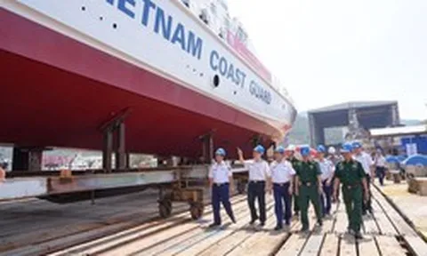 Khoảnh khắc hạ thuỷ tàu tuần tra cao tốc TT-400 chiếc số 12