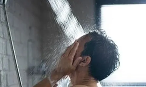 Lời khuyên cho tất cả người 60 tuổi thường xuyên tắm nước nóng