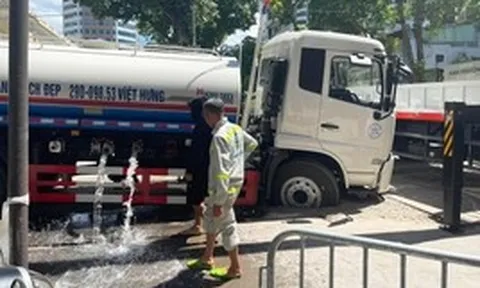 Xe phun nước rửa đường sụt hố trên phố Hà Nội