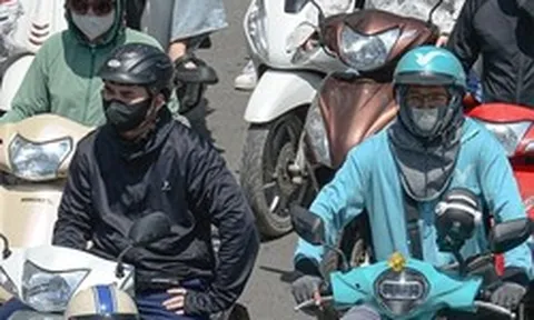 Người đi xe máy dưới trời 40 độ C phải chịu đựng điều gì?
