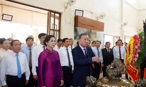 Tổng Bí thư, Chủ tịch nước và Phu nhân thăm Khu di tích Chủ tịch Hồ Chí Minh ở Udon Thani