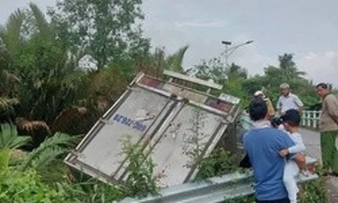 Hiện trường vụ xe tải rơi xuống kênh sau cú va chạm khiến nhiều người thót tim