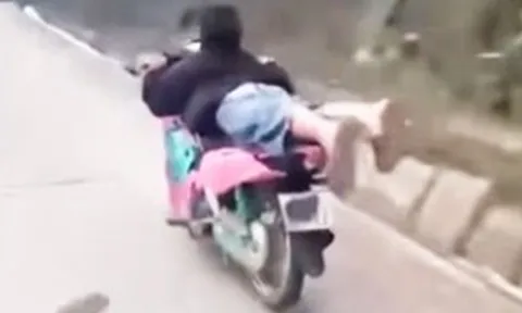 Nằm sấp lái mô tô để quay clip, nam thanh niên ở Lào Cai bị tịch thu phương tiện