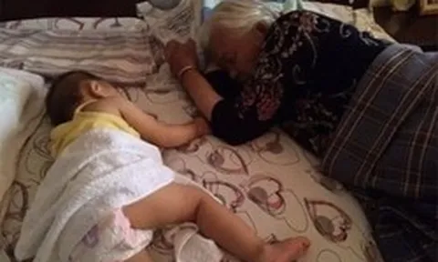 Trẻ "ngủ với mẹ" và trẻ "ngủ với bà" khác nhau thế nào? Ảnh hưởng nặng nề hơn chúng ta vẫn nghĩ