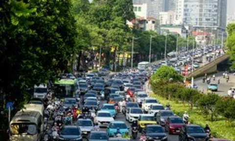 Cảnh tượng tại nút giao La Thành - Nguyễn Chí Thanh (Hà Nội) trong sáng ngày 1/6