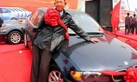 Phát hiện thanh niên 17 tuổi trúng số độc đắc xe BMW, trung tâm xổ số từ chối trao thưởng và tuyên bố: "Anh là kẻ lừa đảo"