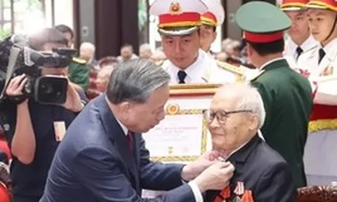 Ban Bí thư bổ sung Huy hiệu 35 năm, 95 năm tuổi Đảng