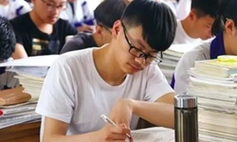 Nam sinh chỉ viết hơn 20 chữ vào bài thi môn Văn rồi nộp bài, Hiệu trưởng đọc xong lập tức "đặc cách" tuyển thẳng