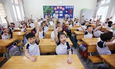 Con nghỉ hè, bố mẹ 'đảo lịch': Người gửi con, người lắp camera theo dõi từ xa