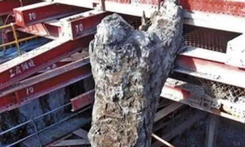 Đào sâu 30m dưới lớp nước ngầm, phát hiện vật thể “tỏa mùi thơm” dài 35m: Công trường lập tức bị phong tỏa