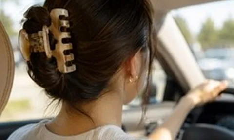Người phụ nữ suýt mất mạng vì 1 VẬT DỤNG quen thuộc trên xe ô tô: Chuyên gia cảnh báo nguy cơ tăng cao trong ngày nắng nóng