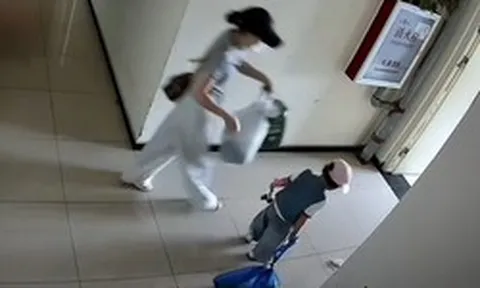Rác đặt ở cửa ngày nào cũng biến mất bí ẩn, chủ nhà kiểm tra camera và phát hiện thủ phạm không ngờ tới
