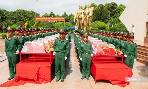 Xúc động hình ảnh đón 27 hài cốt liệt sĩ từ Campuchia về với đất mẹ
