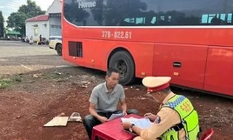 Tài xế 'thở ra cồn' vẫn cầm lái chở 38 khách