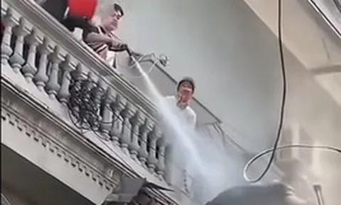 Xác minh clip người đàn ông xịt nước vào thợ tháo dỡ công trình