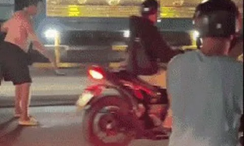 Cá sấu bò, trườn "dạo chơi" trên phố khiến nhiều người hoảng sợ: 17 giây khiến MXH tò mò