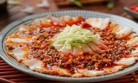 Cứ tưởng thịt luộc chấm mắm tỏi là ngon nhất, cho đến khi rưới thứ nước sốt đỏ cay tê này lên: Thịt ngọt mọng nước, ăn mỏi mồm không ngấy