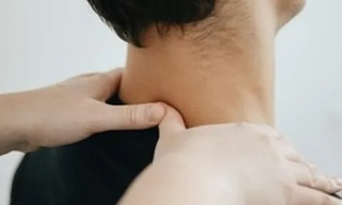 Đi tẩm quất chữa đau vai gáy, chàng trai 27 tuổi suýt liệt nửa người sau tiếng “rắc”