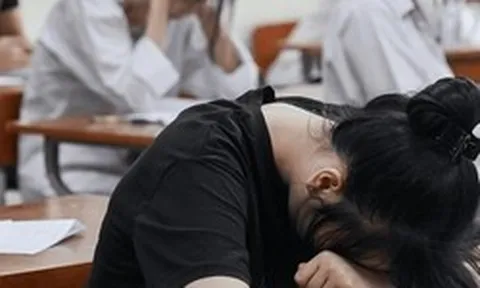 1 chi tiết trong bảng điểm thi vào lớp 10 của em gái khiến người chị bủn rủn tay chân: "Tôi không còn tâm trạng làm gì nữa"