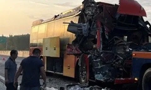 Một người nguy kịch sau vụ xe khách đâm xe container trên tuyến cao tốc Phan Thiết - Dầu Giây