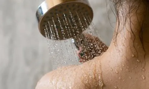 Bác sĩ cảnh báo: Thói quen tắm sau 22h dễ kích hoạt đột quỵ nguy hiểm