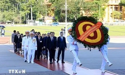 Thủ tướng Lào tưởng niệm các anh hùng liệt sĩ và vào Lăng viếng Chủ tịch Hồ Chí Minh