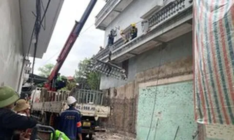 Vụ xịt nước vào thợ xây nhà hàng xóm: Cưỡng chế phá dỡ ban công vi phạm