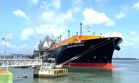 Tàu LNG khổng lồ từ Canada cập cảng Thị Vải, đưa 73.000 tấn nhiên liệu về Việt Nam