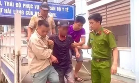 Công an đưa người đàn ông tự dùng gạch đập vào đầu đi cấp cứu